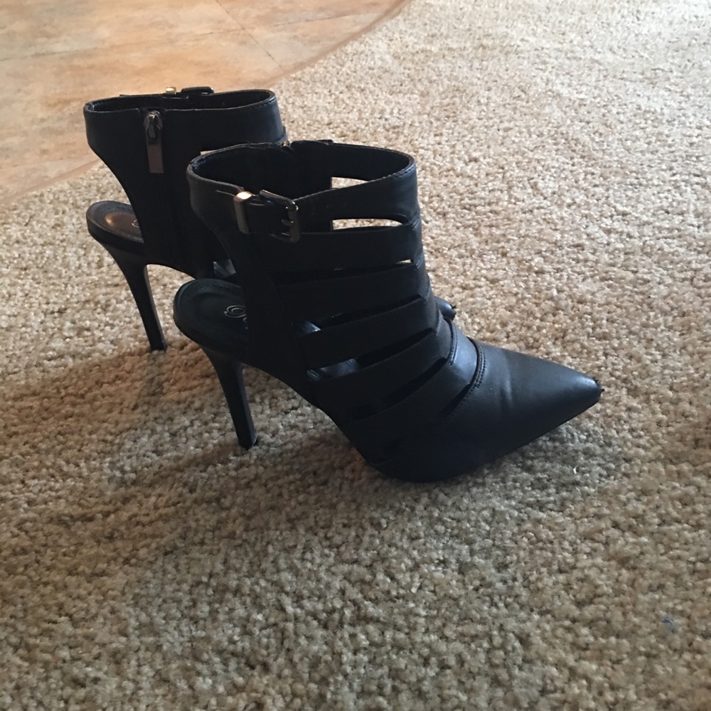 Black pointed toe heels 👠